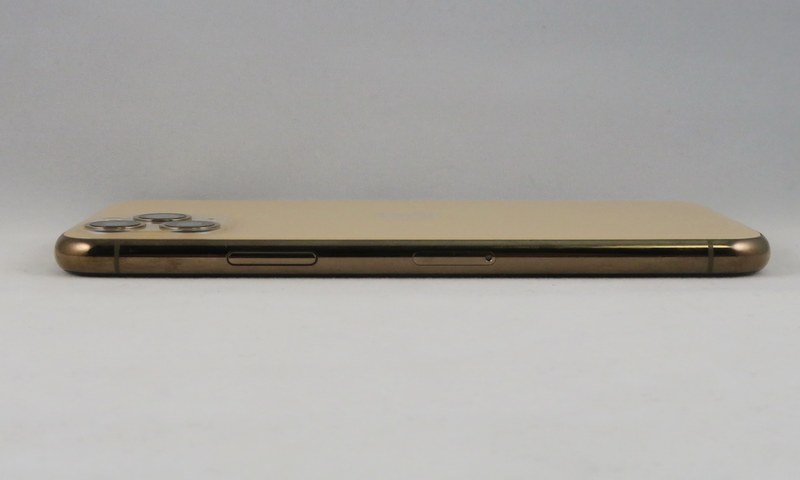 iPhone 11 Proの右側面には電源ボタンを備える。SIMカードトレイはiPhone 11に比べ、電源ボタン寄りに備えられる