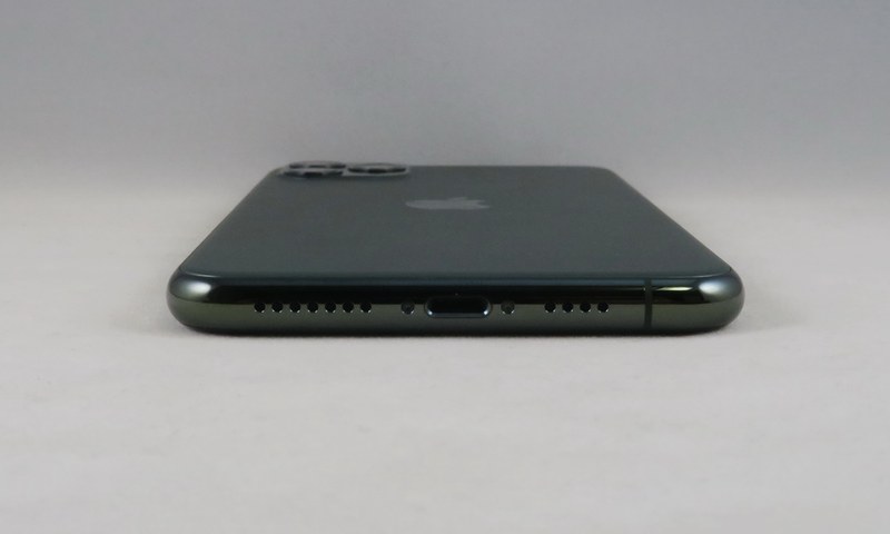 下部にはLightning外部接続端子を備える