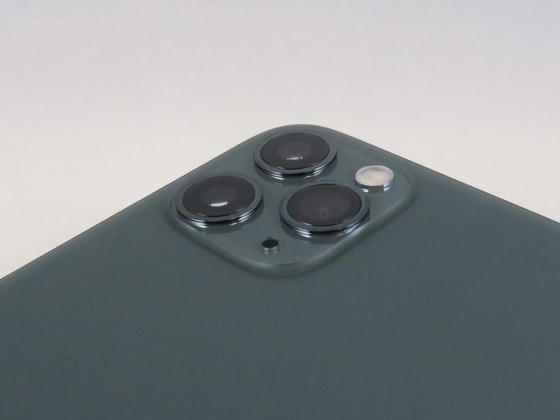 超広角、広角、望遠のトリプルカメラはiPhone 11 Proと同じ。カメラ部のガラスは少し盛り上がっているため、カメラ部の突起している印象を弱めているが、それでもかなり派手に出っ張っている