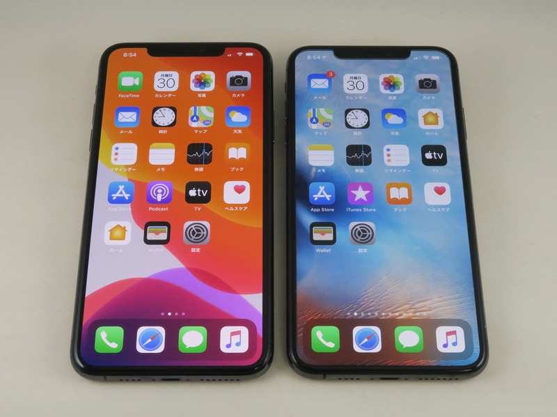 従来のiPhone XS Max（右）と同サイズの6.5インチSuperRetina XDRディスプレイ（有機EL）を搭載