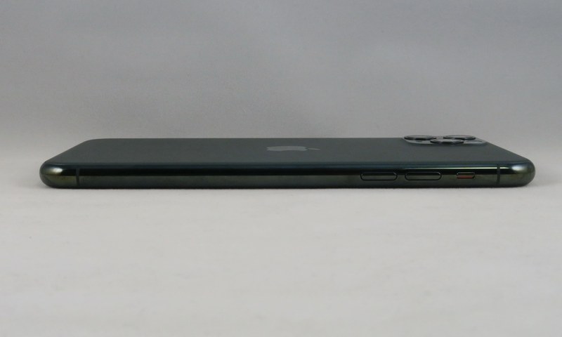 iPhone 11の左側面には分割式の音量ボタン、着信/サイレントスイッチが並ぶ