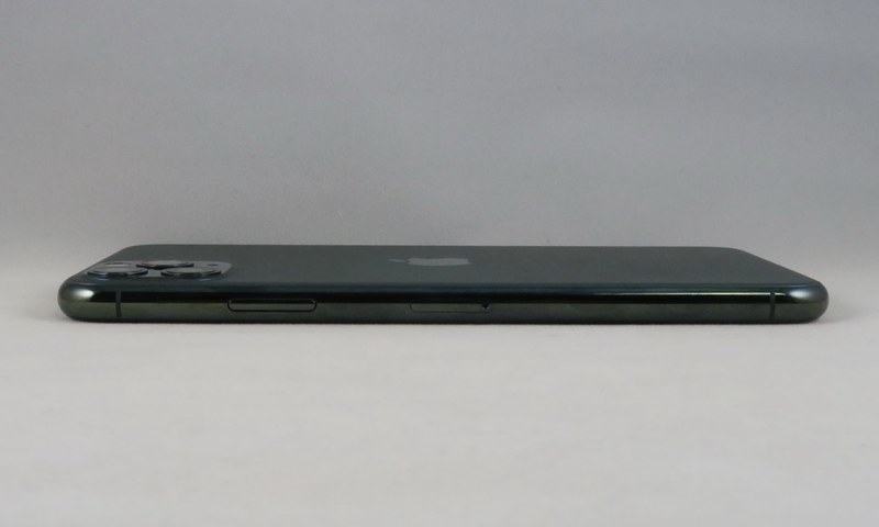 iPhone 11 Pro Maxの右側面には電源ボタンを備える。SIMカードトレイはiPhone 11に比べ、電源ボタン寄りに備えられる