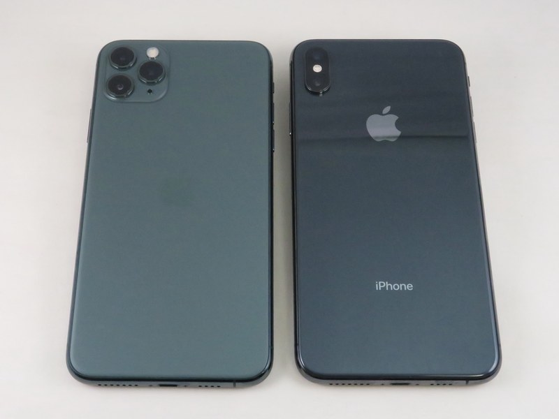 iPhone 11 Pro Max（左）とiPhone XS Max（右）の背面。iPhone 11と同じように、ロゴの位置が変更され、「iPhone」の表記も消えている