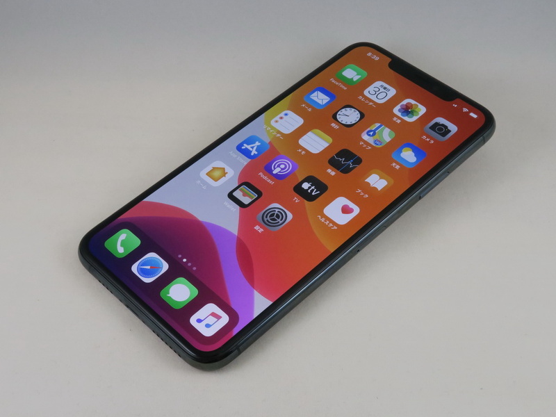 アップル「iPhone 11 Pro Max」、約158.0mm（高さ）×77.8mm（幅）×8.1mm（厚さ）、約226g（重量）、ミッドナイトグリーン（写真）、ゴールド、シルバー、スペースグレイをラインアップ