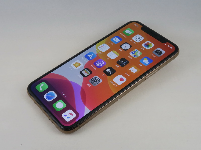 アップル「iPhone 11 Pro」、約144.0mm（高さ）×71.4mm（幅）×8.1mm（厚さ）、約188g（重量）、ゴールド（写真）、ミッドナイトグリーン、シルバー、スペースグレイをラインアップ