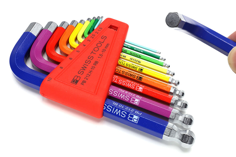 六角レンチの多くがL字の棒状ツールで、先端が六角形になっています。右写真は筆者が携帯している六角レンチセット。手のひらサイズでコンパクトで軽量。気に入っていたんですが……。