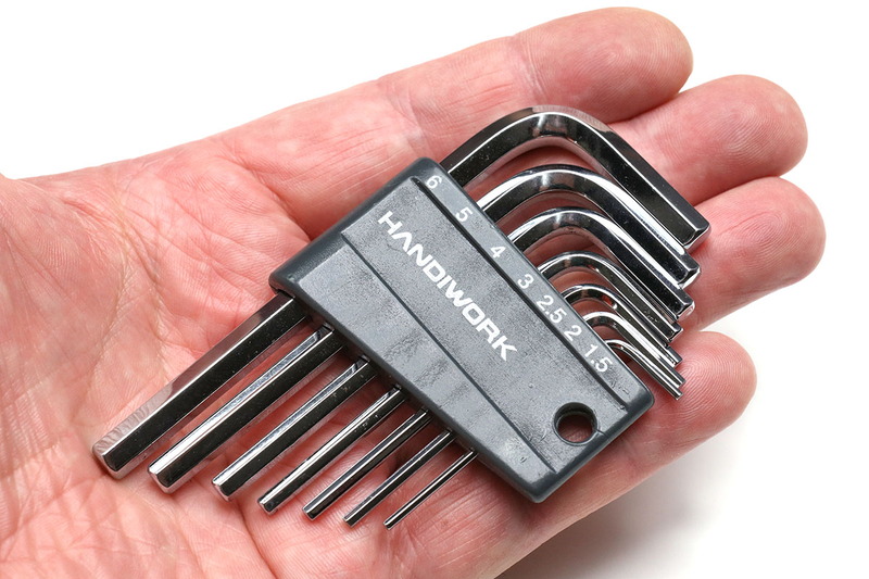 六角レンチの多くがL字の棒状ツールで、先端が六角形になっています。右写真は筆者が携帯している六角レンチセット。手のひらサイズでコンパクトで軽量。気に入っていたんですが……。