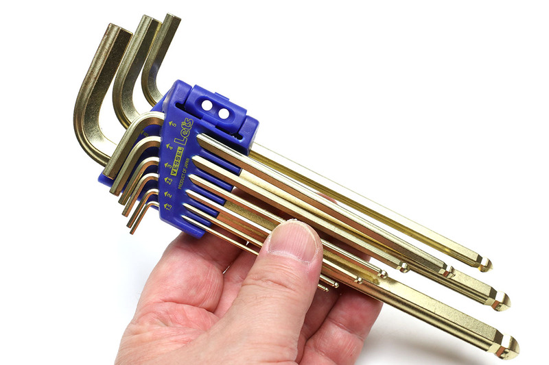 筆者が持っている「滑りにくい六角レンチ」もVESSEL製。明記されてはいませんが、よく見るとこの六角レンチも「Ultra Hex」採用品のようです。でも携帯するにはチト大きい～。