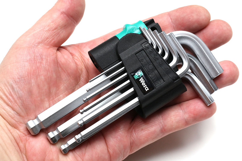 こんなのを購入。たぶんコレ（<a href="https://products.wera.de/en/l-keys_l-keys_for_hexagon_socket_screws_950_9__hex-plus_3.html" class="strong bn" target="_blank">公式ページ</a>）です。Amazonで3000円弱でした。写真だとわかりにくいですが、レンチの六面がそれぞれ若干凹んでいます。