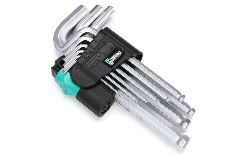 購入したWeraの六角レンチセットは、やや柔軟な専用ホルダーに入っています。パカッと開くホルダーで、ロック機構（緑色のスライド部）も備えています。細かいところもなかなかイイ！