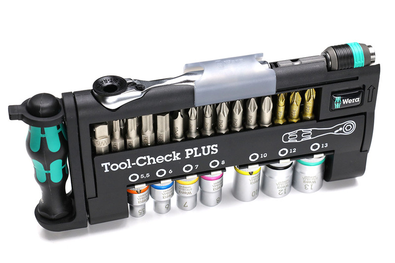 WeraのTool-Check PLUS。7種類のソケット、19種類のビット、ビットホルダー(ドライバーの握り部分で先端にビットを装着して使用)、ラチェット、それからビットアダプターがセットになっています。これがあれば家庭でたいていのネジを回せる感じの全部入りセット。見栄えもツールの収まり具合も美しい！