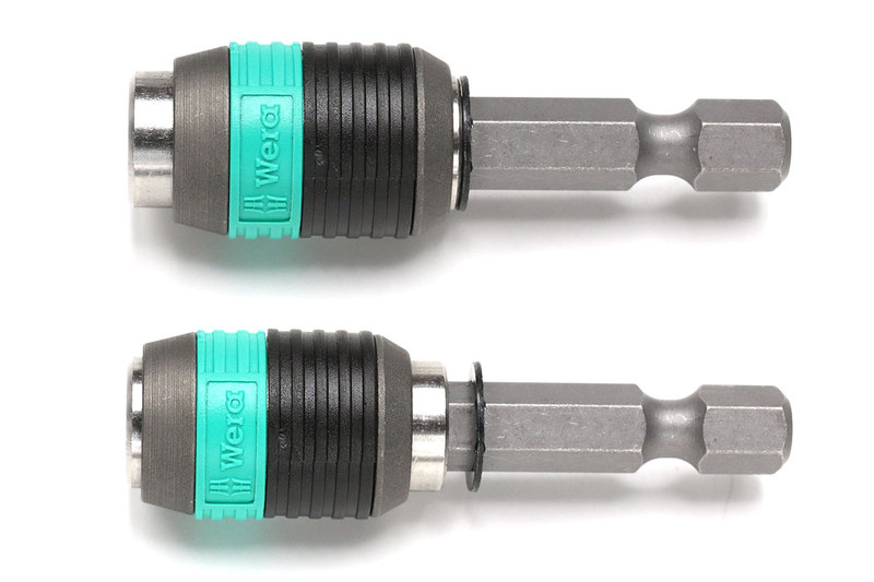 Radidaptorへビットを装着する時は、先端を前方に出した状態にします。その状態のRadidaptorにビットを押し込むと、自動的に先端が後退し、ビットがロックされます。ビットを抜く時は、Radidaptor先端部を軽く前方に引っ張りつつビットをビットを掴んで抜き取る感じなので、片手で行なえます。ビットの抜き差しが非常に手軽です。