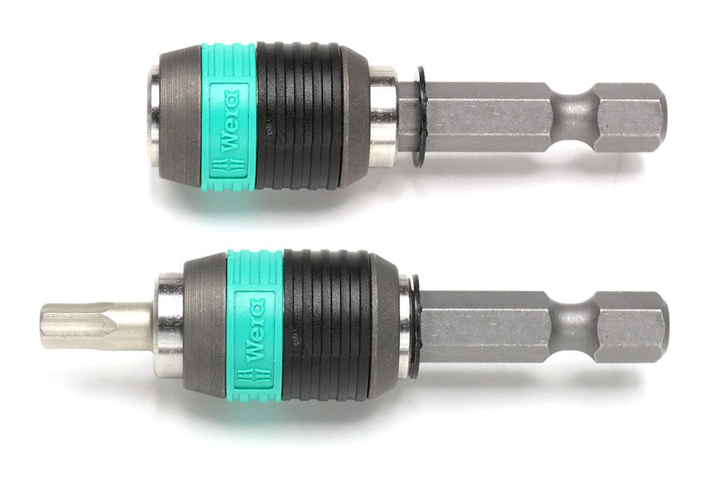 Radidaptorへビットを装着する時は、先端を前方に出した状態にします。その状態のRadidaptorにビットを押し込むと、自動的に先端が後退し、ビットがロックされます。ビットを抜く時は、Radidaptor先端部を軽く前方に引っ張りつつビットをビットを掴んで抜き取る感じなので、片手で行なえます。ビットの抜き差しが非常に手軽です。