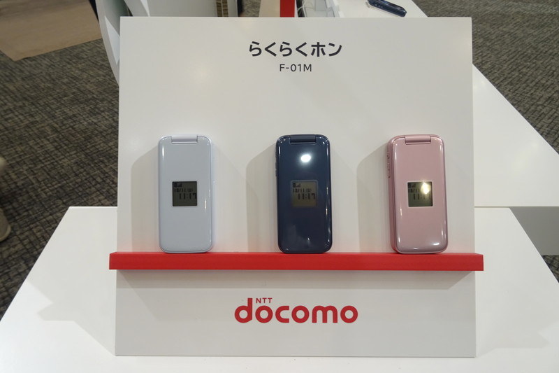 左から、ホワイト、ネイビー、ピンク