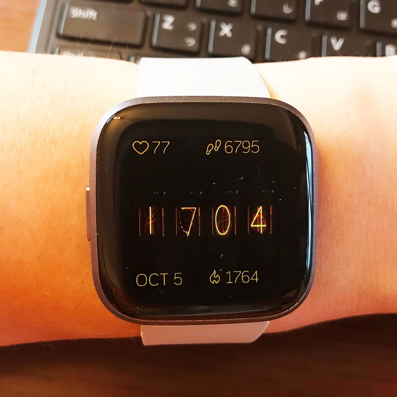 さまざまなウォッチフェイスを選択できるのも魅力のひとつ。筆者は某ゲームファンにはたまらない「ニキシー管風時計」を使っていました