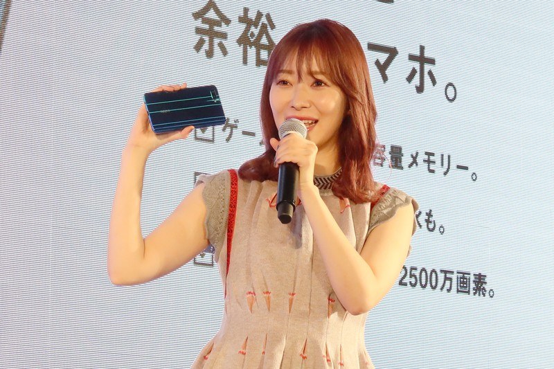 「OPPO Reno A」を片手に語る指原莉乃