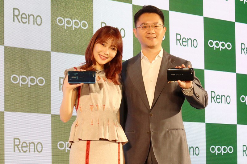 指原莉乃とオッポジャパン 代表取締役 鄧宇辰氏