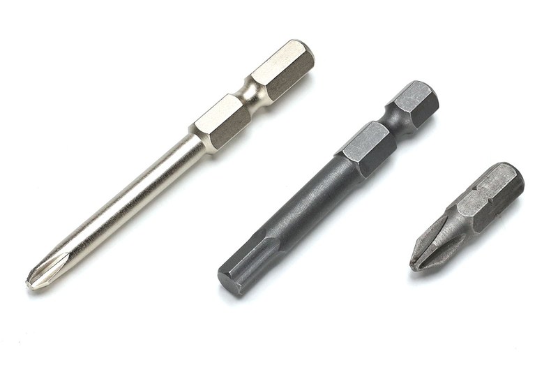 左写真にあるものが各種ビット。一般的に流通している6.35mm（1/4インチ）の六角ビットです。中央写真はビットホルダーやラチェットドライバーや板ラチェットなどの「握り部分」。握り部分にビットをセットすると、ドライバーとして使えるようになります。
