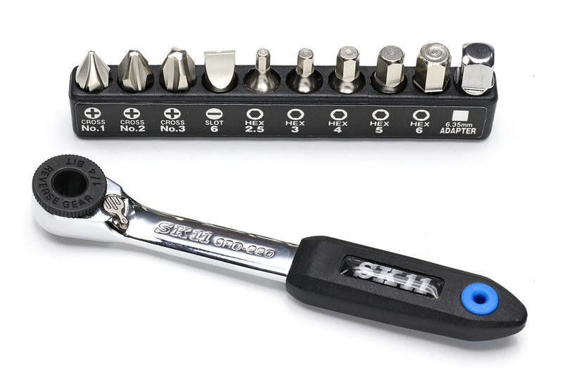 左は藤原産業の「SK11 スリムラチェットドライバーセット SRD-224」（<a href="http://www.fujiwarasangyo-markeweb2.com/DispDetail.do?volumeName=00017&itemID=t000100099735" class="strong bn" target="_blank">公式ページ</a>）。非常に優れたポケットサイズのラチェットドライバーなんですが、ビットホルダーがよろしくない。筆者的には、まるでダメ。右は単品で売られているビットホルダー。これらも筆者的には、かなりダメ。写真に含まれるビットホルダー部分は全部、ほんとに、すご～く、使いにくい。