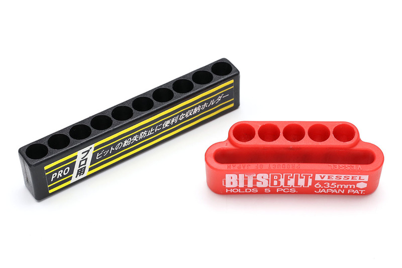 左は藤原産業の「SK11 スリムラチェットドライバーセット SRD-224」（<a href="http://www.fujiwarasangyo-markeweb2.com/DispDetail.do?volumeName=00017&itemID=t000100099735" class="strong bn" target="_blank">公式ページ</a>）。非常に優れたポケットサイズのラチェットドライバーなんですが、ビットホルダーがよろしくない。筆者的には、まるでダメ。右は単品で売られているビットホルダー。これらも筆者的には、かなりダメ。写真に含まれるビットホルダー部分は全部、ほんとに、すご～く、使いにくい。