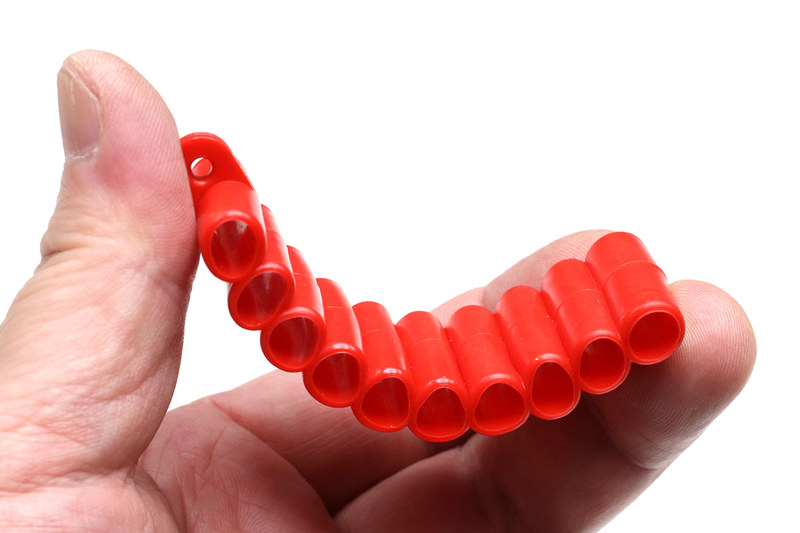 藤原産業「SK11 スクリューDVビットホルダー BH-1」。10本のビットをセットできるビットホルダーで、シリコーンのような柔軟な樹脂でできています。本来は右写真のようなベルトや工具袋に吊せる金具が付いています。ネット通販では200円前後で売られているようです。