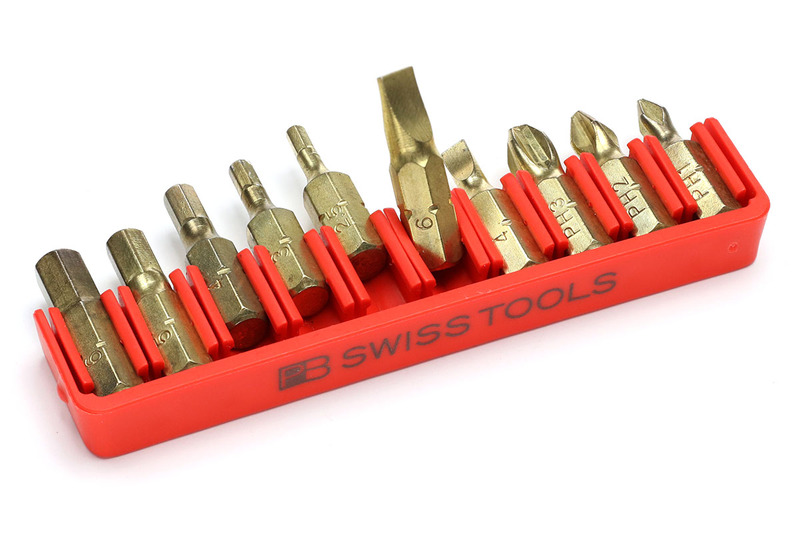 PB SWISS TOOLS「C6 970」。やや硬質な樹脂で作られたビットホルダーで、ビットを上下方向で脱着することも、横から脱着することもできます。ネット通販では500円前後で売られているようです。