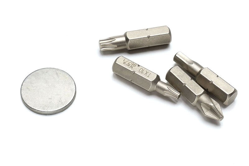 最も簡単な方法。ネオジム磁石にビットを吸着させるだけです。直径約20mmのコイン状ネオジム磁石なら8個くらいまでの短いビットをホールドできます。ホールド力も強く、ビットの脱落もほぼありませんが、指で簡単にビットを外せます。スチール製の工具箱や棚などにネオジム磁石をくっつければ、その部分がビット吸着式ホルダーになります。なお、ネオジム磁石によっては「ちょっとホールド力が弱いかな？」と感じられることもあります。その場合はネオジム磁石を2枚重ねにして使ってみてください。