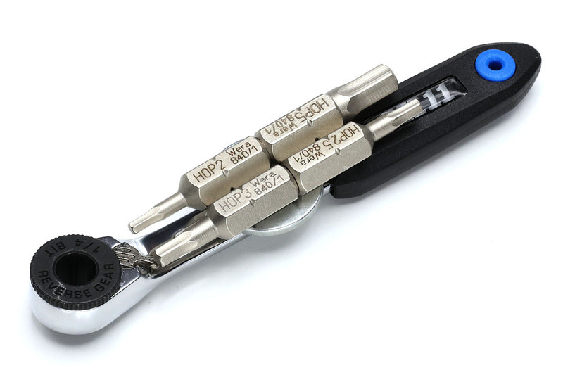 ネオジム磁石にビットを吸着させ、それをラチェットドライバーに吸着。直径約20mmのコイン状ネオジム磁石を使った場合、短いビットならラチェットドライバー両面に合計8個くらい吸着できますね。長いビットなら両面に合計4本くらい？　ともあれ、ネオジム磁石＋ビットの組み合わせは全体が非常にコンパクトになりますので、機材を小型軽量化したい自転車野郎向けかもしれません。ただしそのままだとビットがズレたり汗で工具が錆びたりすると思いますので、携行時はビニール袋などに入れるといいでしょう。