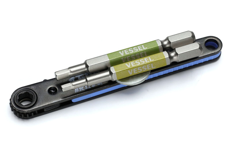 ネオジム磁石にビットを吸着させ、それをラチェットドライバーに吸着。直径約20mmのコイン状ネオジム磁石を使った場合、短いビットならラチェットドライバー両面に合計8個くらい吸着できますね。長いビットなら両面に合計4本くらい？　ともあれ、ネオジム磁石＋ビットの組み合わせは全体が非常にコンパクトになりますので、機材を小型軽量化したい自転車野郎向けかもしれません。ただしそのままだとビットがズレたり汗で工具が錆びたりすると思いますので、携行時はビニール袋などに入れるといいでしょう。