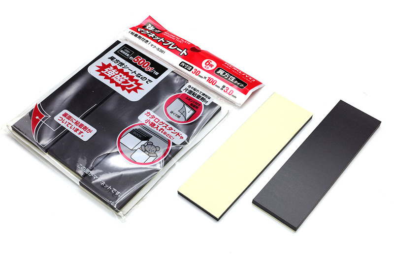 ネオジム磁石ほど強力ではないマグネットプレート。これも吸着式のビットホルダーとして役立ちます。壁などに貼ってもいいですね。ただし、ビットの重さなどによっては安定的にホールドしてくれないこともあります。