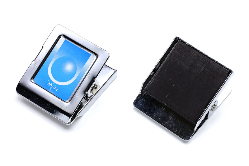 これはマグネットクリップ。冷蔵庫などに磁力でクリップを吸着させ、そこにメモなどをクリップできるというグッズです。マグネット面にビットを吸着させ、クリップで工具袋などを挟めば、いろいろな箇所で吸着式ビットホルダーを利用できるようになります。