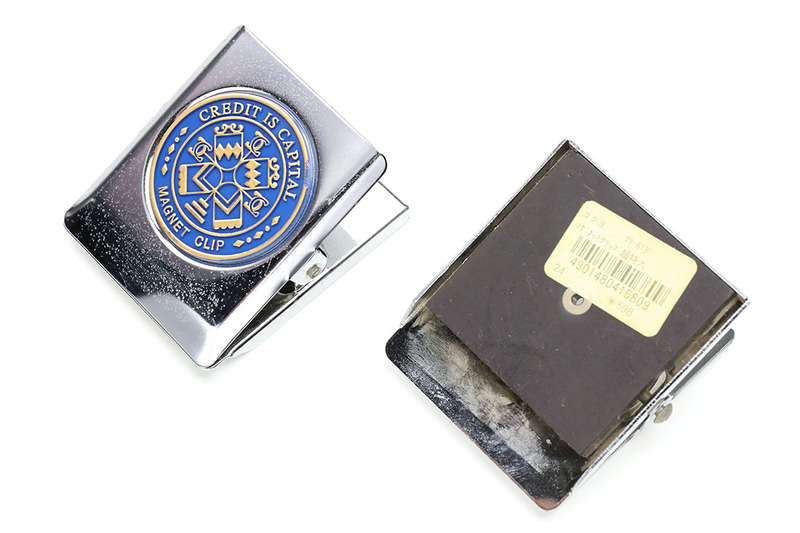 大きめのマグネットクリップ。クリップの開口部が大きく挟む力も強いので、工具袋のポケットなどのほか、棚板やテーブルの端に留めることが可能。ちょっとした取っ掛かりがあれば、どこでも吸着式のビットホルダーになるというわけです。なお、上の小さめのマグネットクリップでこの大きめのマグネットクリップも、長めのビットを安定的にホールドさせられます。