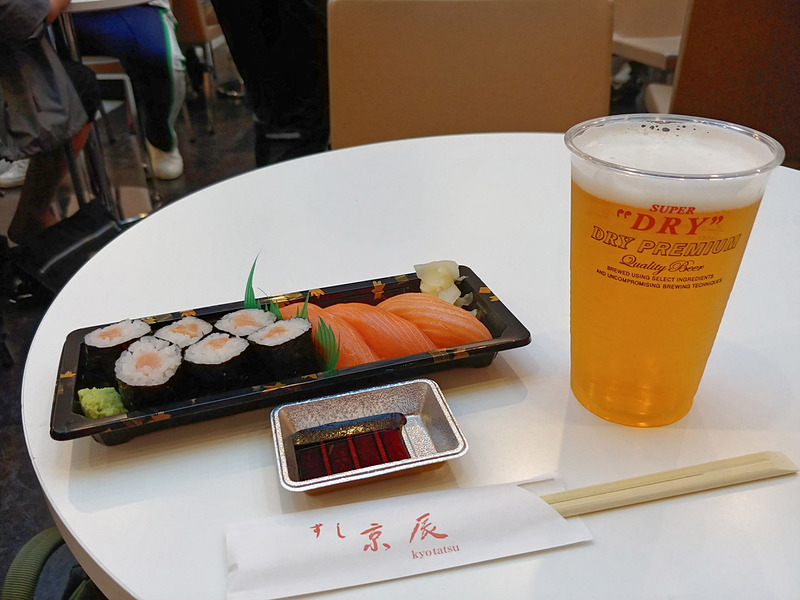 出発前に電子マネーでちょっと豪華な晩餐。ちなみにここは成田空港。朝は羽田空港にいたのだが、飛行機が欠航になって振り替え便が成田発に。この日はいろいろあった