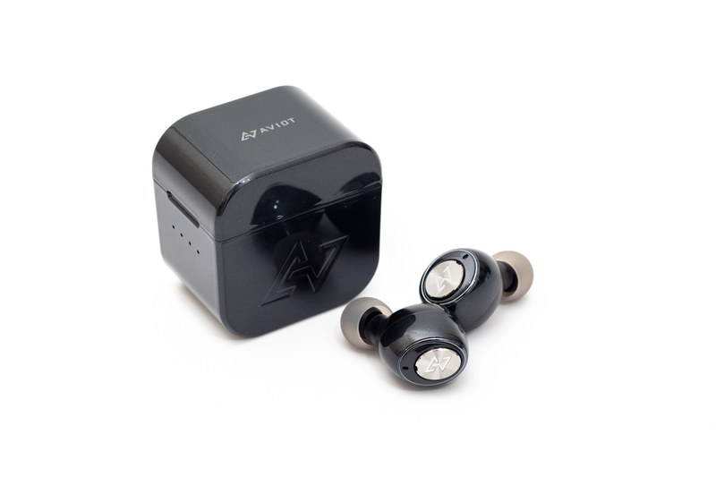 「AVIOT TE-D01g」。カラーは購入したブラックのほかにアイボリー、ネイビー、パールホワイトの全4色