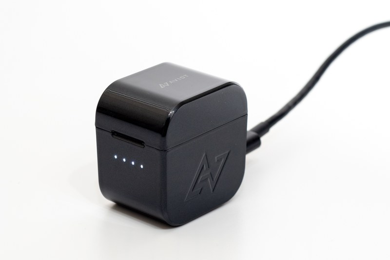 4段階のLEDインジケーターでケースのバッテリー残量を確認できる