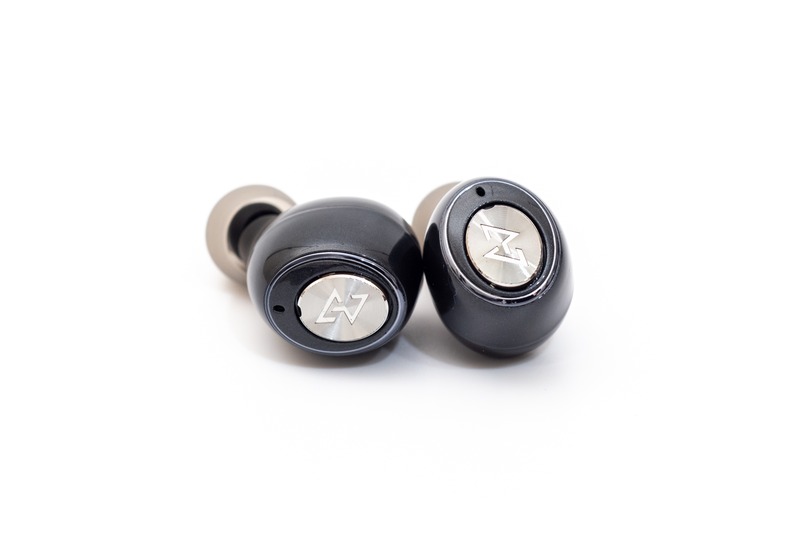 イヤホン本体。重量は実測で片側4.6g（Mサイズのイヤーピース装着時）