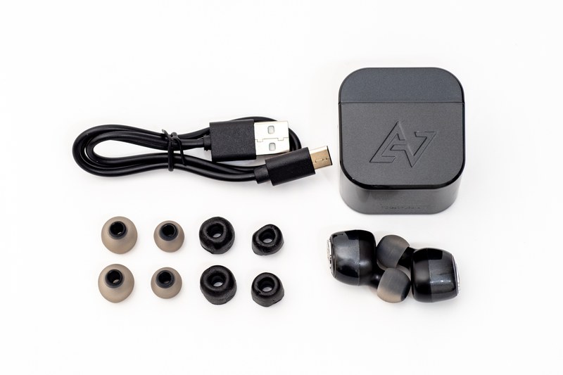 イヤーピースは装着済みのMサイズの他にS・LサイズとウレタンフォームのS・Mサイズが用意されている