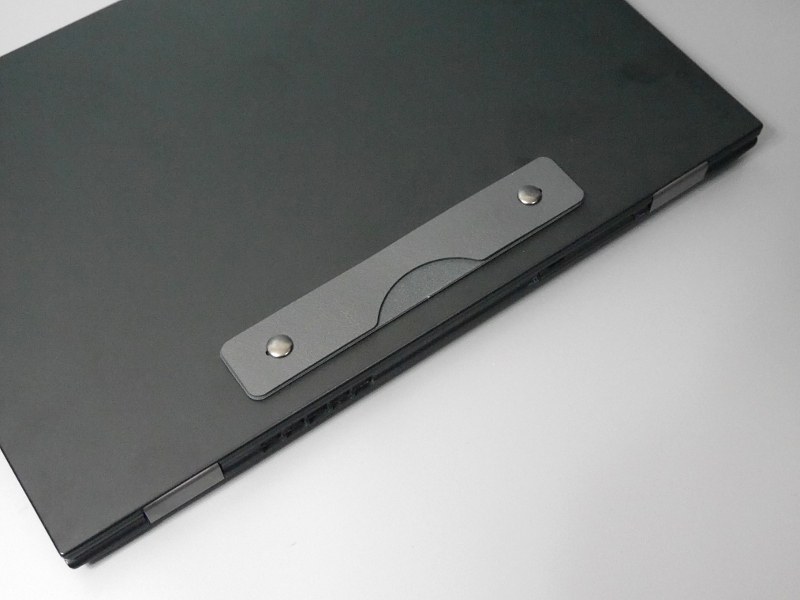 一方はノートPCの背の部分に貼り付ける