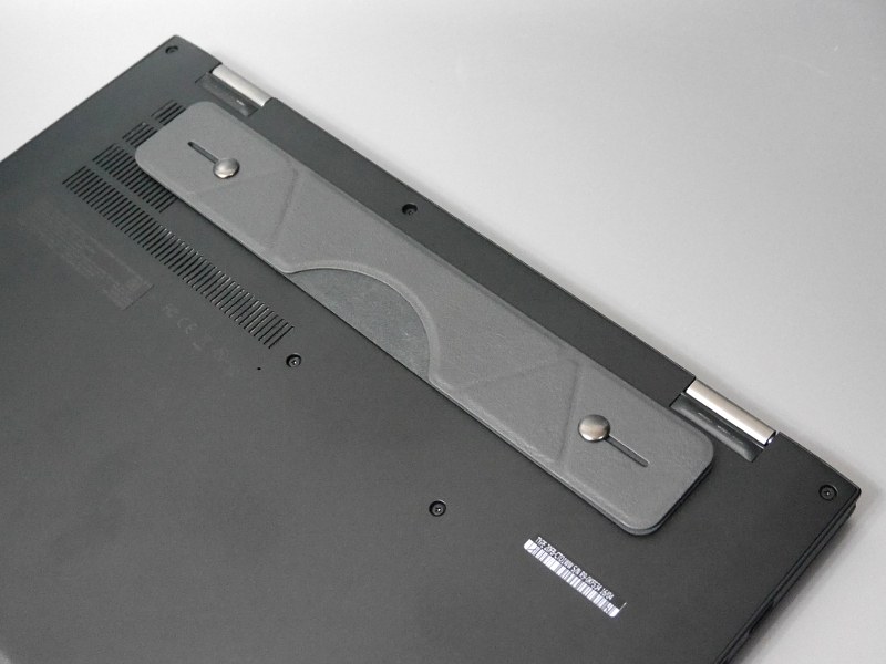 もう一方はノートPCの底面に貼り付ける