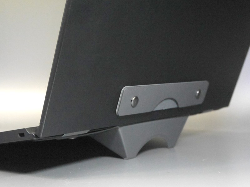 スタンドとして使用中。安定性はそこまで高いわけではないが、放熱などの用途には向くだろう