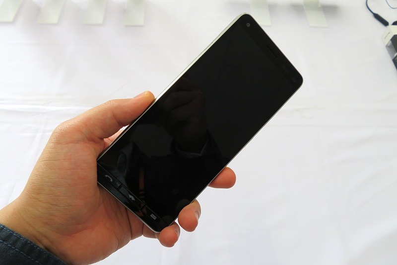 カラーバリエーションは3色。左からシャンパンゴールド、ロイヤルブルー、ワインレッド