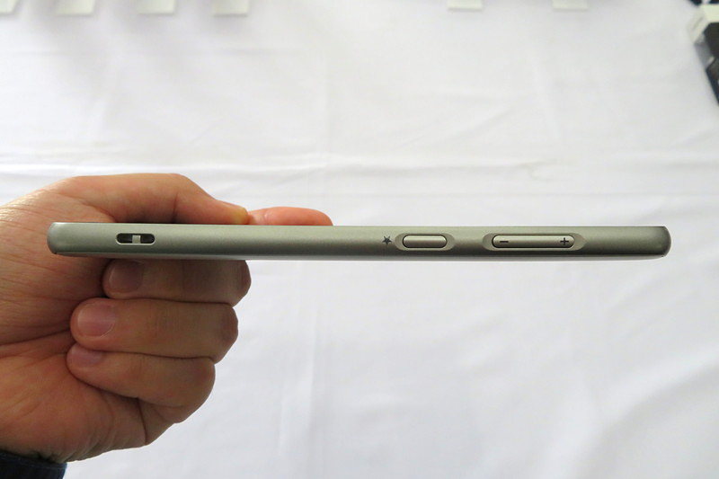 カラーバリエーションは3色。左からシャンパンゴールド、ロイヤルブルー、ワインレッド