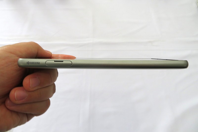 カラーバリエーションは3色。左からシャンパンゴールド、ロイヤルブルー、ワインレッド