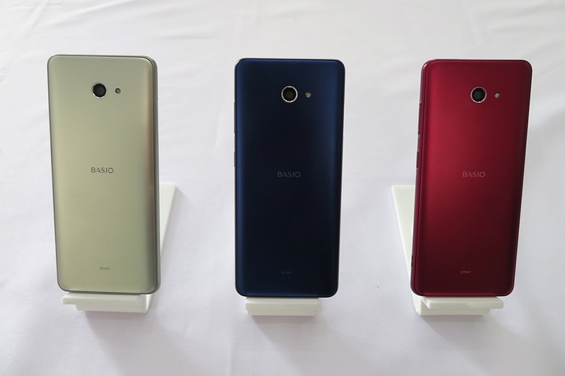 カラーバリエーションは3色。左からシャンパンゴールド、ロイヤルブルー、ワインレッド