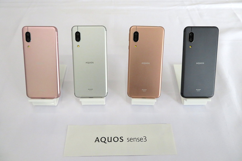 カラーバリエーションは4色。左からソフトピンク、シルバーホワイト、ライトカッパー、ブラック