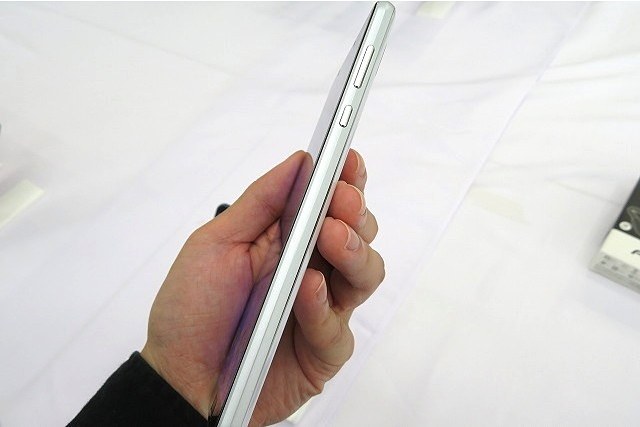 カラーバリエーションは2色。左からクラッシィブルー、ホワイト