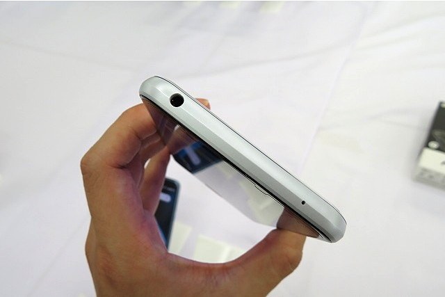 カラーバリエーションは2色。左からクラッシィブルー、ホワイト