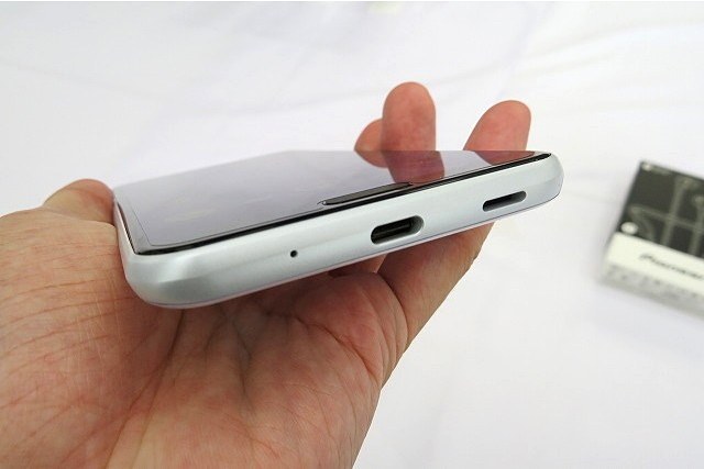 カラーバリエーションは2色。左からクラッシィブルー、ホワイト