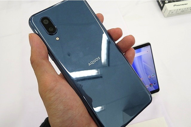 カラーバリエーションは2色。左からクラッシィブルー、ホワイト