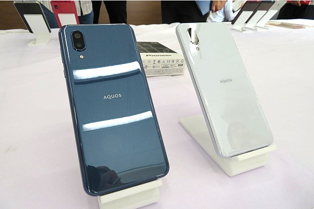 カラーバリエーションは2色。左からクラッシィブルー、ホワイト